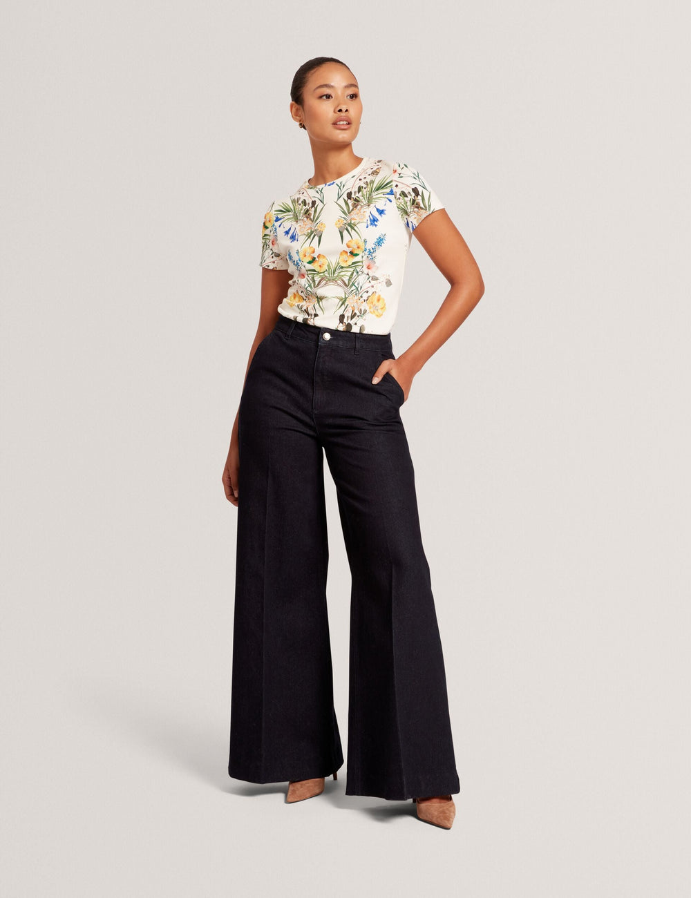 Women ALLOVER FLORAL T-SHIRT - White - Ted Baker